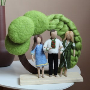 Personalized family tree portrait statue Gift for parents Wool felted figurine tree of life