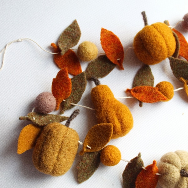 Needle felted pumpkin garland with balls and leaves, autumn decorations, home fall ornaments, cosiness decorations