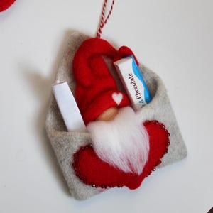 Gnomo di San Valentino in feltro ad ago in busta - Decorazione artigianale in lana per gnomi