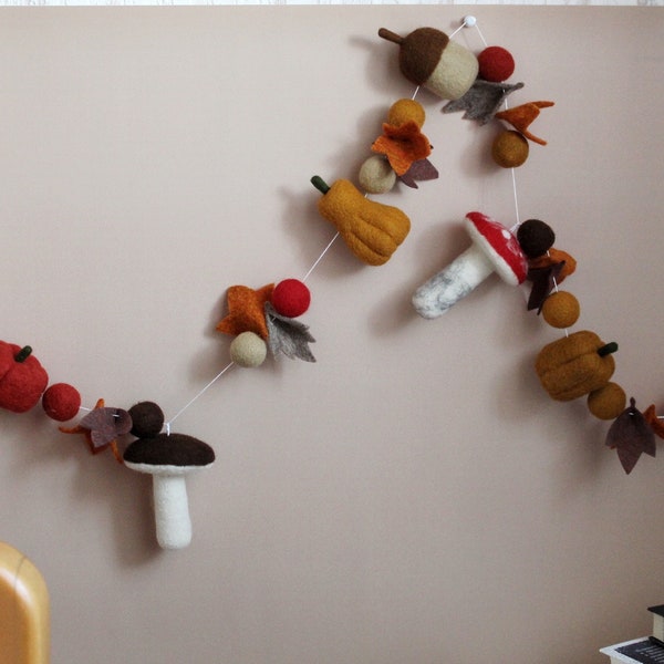 Needle felted pumpkin garland with balls and leaves, autumn decorations, home fall ornaments, cosiness decorations