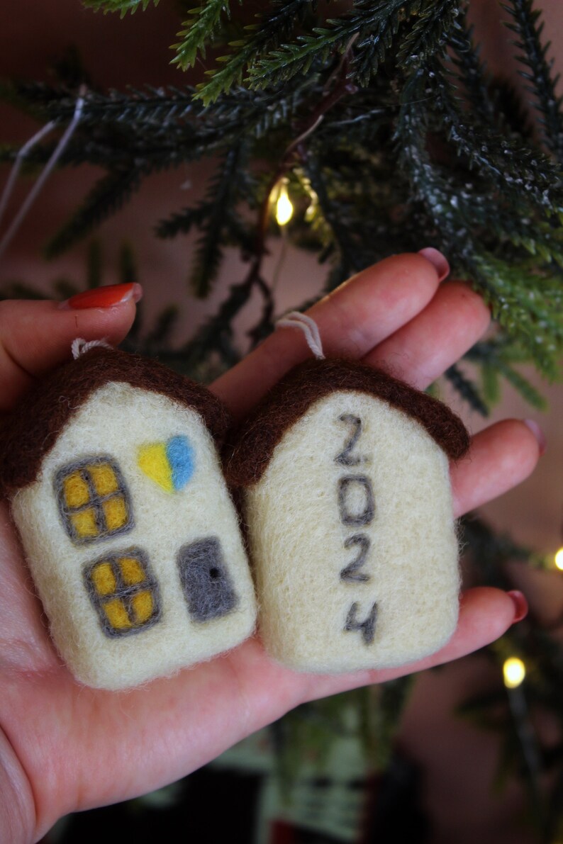 Needle felted Christmas toy house, Christmas tree ornaments, Christmas home image 7