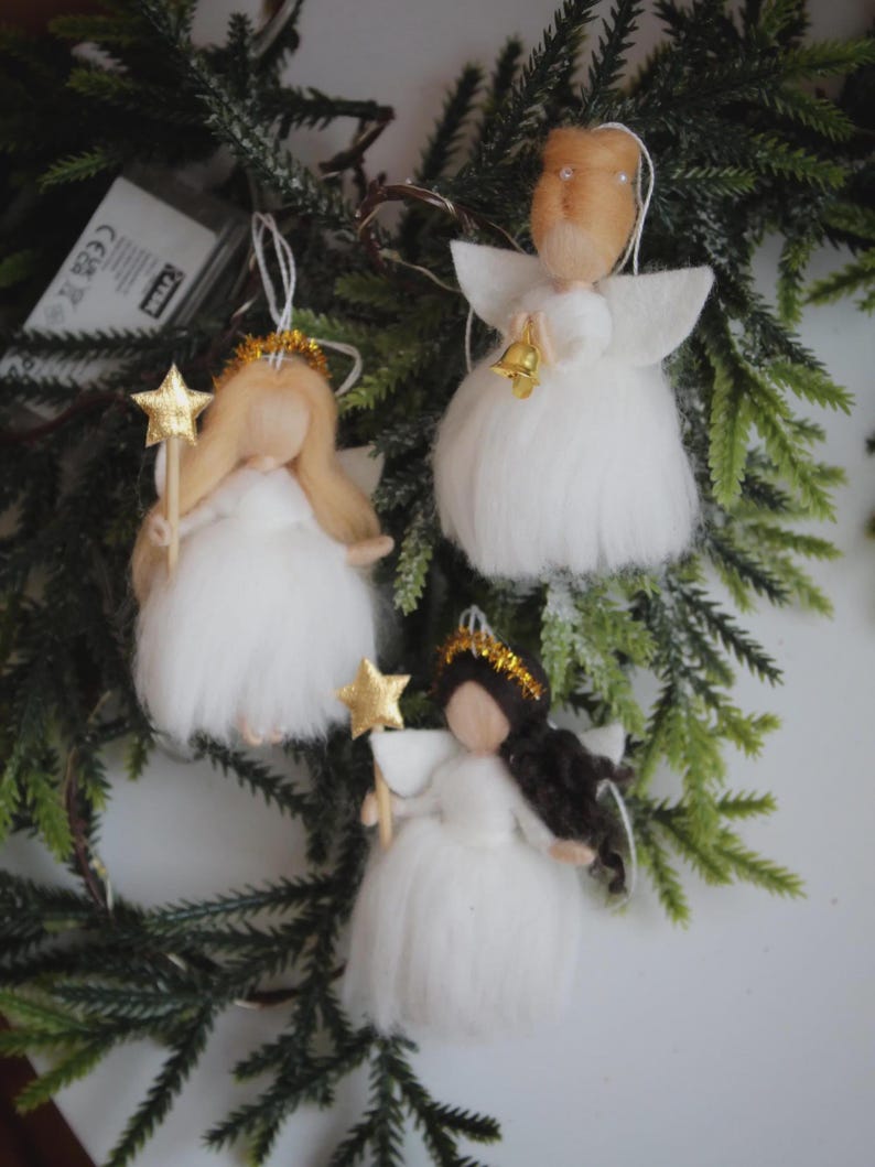 Gisela Decorazione Per Albero Di Natale - Angelo In Resina Effetto Marmo Con Abito In Pizzo - Altezza 20 Cm - Panna