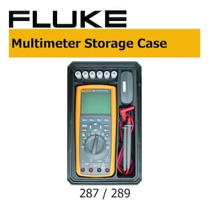 Puede incluir: Un estuche de almacenamiento de pl&aacute;stico negro que contiene un mult&iacute;metro digital Fluke 287/289 amarillo y gris, un juego de cables de prueba rojos y negros y seis componentes cil&iacute;ndricos peque&ntilde;os. El texto FLUKE Multimeter Storage Case 287 / 289 es visible.
