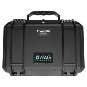 Puede incluir: Un malet&iacute;n de transporte r&iacute;gido y rectangular de color negro con un asa superior y dos cierres laterales. El malet&iacute;n presenta una etiqueta que dice FLUKE 287 / 289 Digital Multimeter y una segunda etiqueta con el texto WAG PRODUCTS en letras azules y blancas.