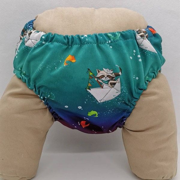 Schwimmwindel, Schwimmhose, Größe M, 7-11kg Badelycra Regenbogenfarben blau/grün/lila mit Waschbär, Badehose