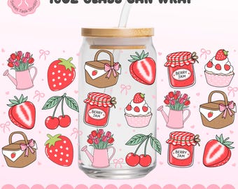 Könnte beinhalten: Eine transparente 473ml Glas-Can-Wrap mit Bambusdeckel und Strohhalm. Der Wrap zeigt Illustrationen von Erdbeeren, Kirschen, Picknickkörben, Beerenmarmeladengläsern und Cupcakes. Das Design beinhaltet rosa Gießkannen mit Tulpen.