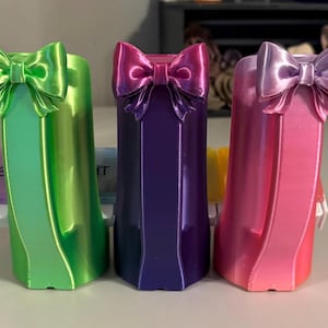 Slim can energy drink holder with bow metallic lime