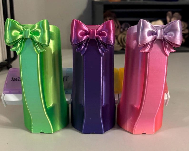 Slim can energy drink holder with bow metallic lime