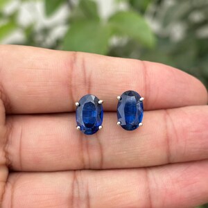 Orecchini in cianite - Orecchini a bottone - Orecchini blu reale - Orecchini con pietre preziose - Gioielli curativi - Cianite naturale - Gioielli in cianite - Orecchini per lei