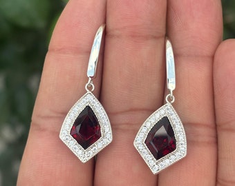 Pendientes colgantes de granate hechos a mano en plata de ley (piedra de nacimiento de enero)