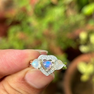 Anillo del corazón de piedra lunar- Anillo en forma de corazón- Anillo único- Anillo de piedra lunar arco iris- Joyería de piedra lunar- Regalo del día de San Valentín- Regalo para el amor
