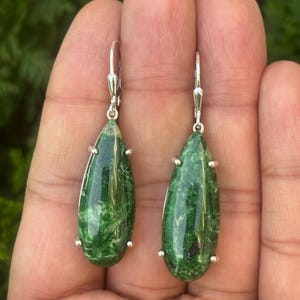 Sannan Skarn-oorbellen van 925 sterlingzilver | 5 cm lange peervormige groene edelsteenoorbellen | 40 kt natuurlijk karaat | Gratis expresverzending