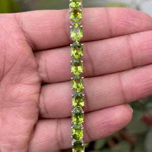 天然ペリドットブレスレット - シルバーペリドットブレスレット - ペリドットジュエリー - テニスブレスレット - 女性用ブレスレット - 彼女へのギフト - オーバルペリドット