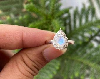 Anillo de plata de ley con piedra lunar en forma de pera y halo de circonitas cúbicas, joyería artesanal