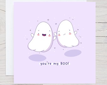 Op de afbeelding: Een paarse kaart met twee witte geesten die elkaars hand vasthouden. De geesten hebben blije gezichten en zijn omringd door kleine witte hartjes. De tekst op de kaart luidt "you're my BOO!"