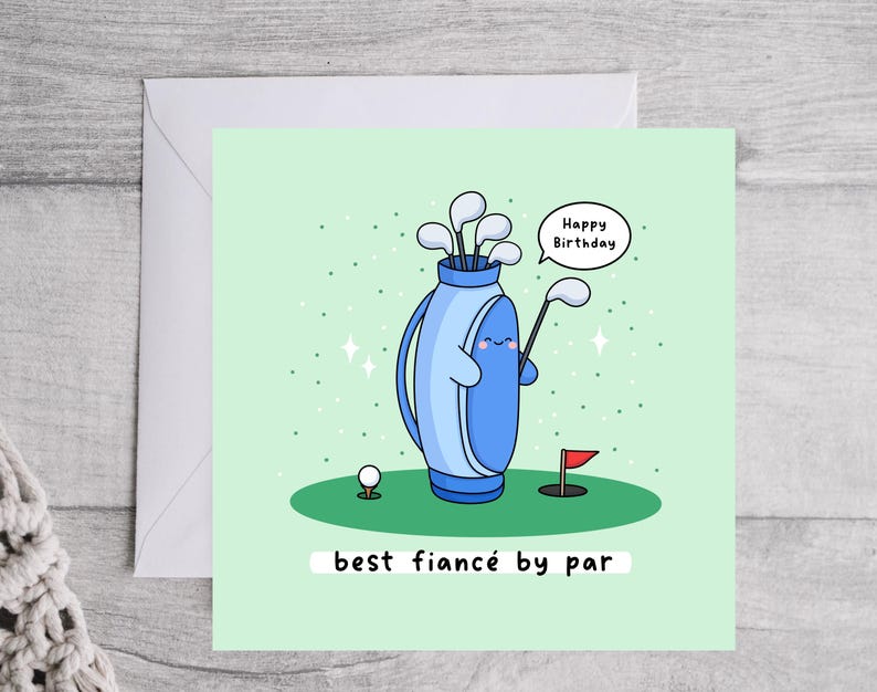 Puede incluir: Tarjeta de cumplea&ntilde;os verde claro con tem&aacute;tica de golf de dibujos animados. Presenta una bolsa de golf azul con una cara sonriente, palos de golf, una pelota y una bandera roja. El texto dice "Happy Birthday" y "best fianc&eacute; by par".