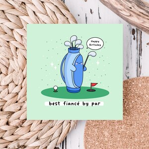 Puede incluir: Tarjeta de felicitaci&oacute;n cuadrada con una ilustraci&oacute;n de dibujos animados de una bolsa de golf azul con palos, una pelota de golf y una bandera roja. El texto "Happy Birthday" est&aacute; en un bocadillo, y el texto "best fianc&eacute; by par" est&aacute; en la parte inferior.