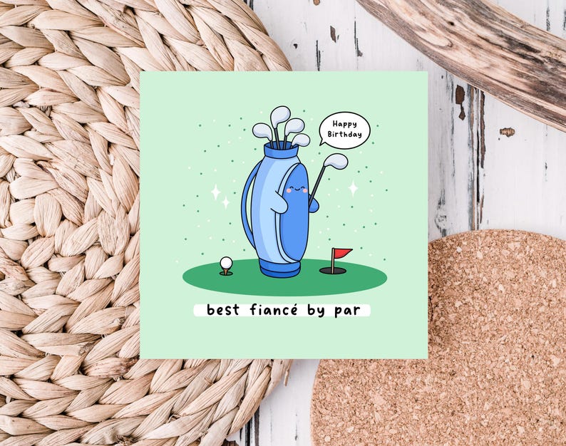 Puede incluir: Tarjeta de felicitaci&oacute;n cuadrada con una ilustraci&oacute;n de dibujos animados de una bolsa de golf azul con palos, una pelota de golf y una bandera roja. El texto "Happy Birthday" est&aacute; en un bocadillo, y el texto "best fianc&eacute; by par" est&aacute; en la parte inferior.