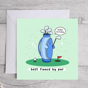 Puede incluir: Tarjeta de cumplea&ntilde;os verde claro con un tema de golf de dibujos animados. Una bolsa de golf azul con una cara sonriente sostiene palos de golf. El texto "Happy Birthday" est&aacute; en un bocadillo, y el texto "best fianc&eacute; by par" est&aacute; en la parte inferior.