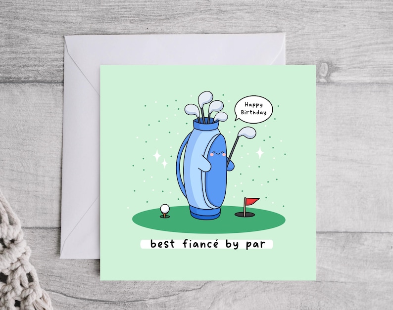 Puede incluir: Tarjeta de cumplea&ntilde;os verde claro con un tema de golf de dibujos animados. Una bolsa de golf azul con una cara sonriente sostiene palos de golf. El texto "Happy Birthday" est&aacute; en un bocadillo, y el texto "best fianc&eacute; by par" est&aacute; en la parte inferior.