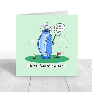 Puede incluir: Tarjeta de cumplea&ntilde;os verde claro con un tema de golf de dibujos animados. Una bolsa de golf azul con una cara sonriente sostiene palos de golf. Una pelota de golf y una bandera roja est&aacute;n en el green. El texto dice "Happy Birthday" y "best fianc&eacute; by par."