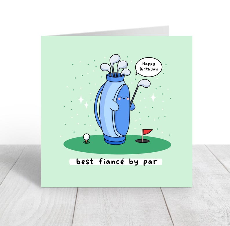 Puede incluir: Tarjeta de cumplea&ntilde;os verde claro con un tema de golf de dibujos animados. Una bolsa de golf azul con una cara sonriente sostiene palos de golf. Una pelota de golf y una bandera roja est&aacute;n en el green. El texto dice "Happy Birthday" y "best fianc&eacute; by par."