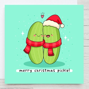 Tarjeta navideña divertida con un juego de palabras con pepinillos: saludos navideños kawaii