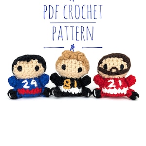 Può includere: Tre figure all'uncinetto in uniforme da football americano. Le figure sono blu, nere e rosse, ognuna con un numero diverso sul davanti. Il testo "PDF CROCHET PATTERN" è scritto in blu sopra le figure.