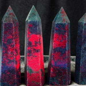 Rubin-Kyanit-Turm | UV-reaktiver Kristall, blaugrüner Steinobelisk