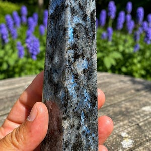 Ponta de torre de larvikita de 115 mm – cristal norueguês natural | 198 g | brilho azul