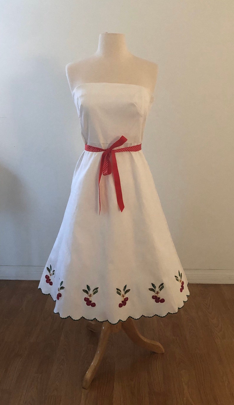 Vintage Style 50\u2019s Embroidered Cherry Scalloped Edge Dress Cute!