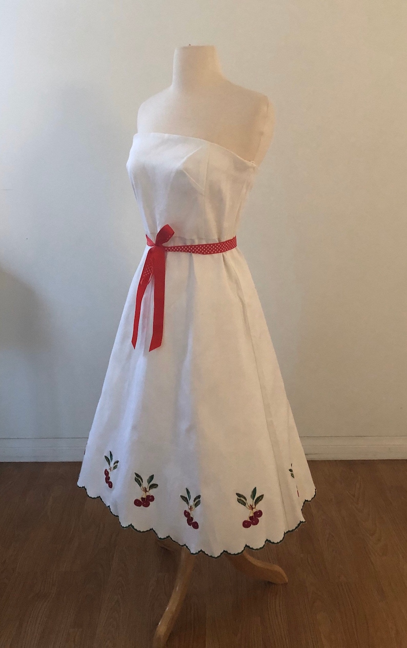 Vintage Style 50\u2019s Embroidered Cherry Scalloped Edge Dress Cute!