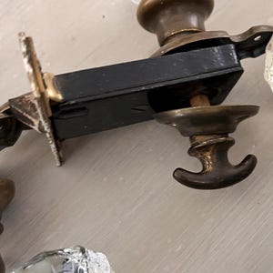 3 Antike 1940er Jahre Messing und Glas Türknöpfe Sets, wunderschöne recycelte architektonische Türbeschläge