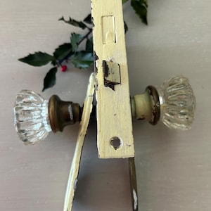 Pomelli per porte in vetro antichi degli anni '40 e set di piastre posteriori, splendidi pomelli in vetro architettonico recuperati con piastre posteriori