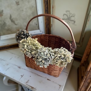 antieke New England-mand met houten schommelhandvat prachtig diep patina, mand cottage Connecticut, rustieke boerderijmand met vierkante bodem