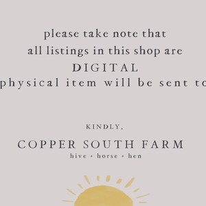 Op de afbeelding: Een melding voor een digitale download met de tekst "please take note that all listings in this shop are DIGITAL NO physical item will be sent to you KINDLY, COPPER SOUTH FARM hive + horse + hen" en een gele zon.