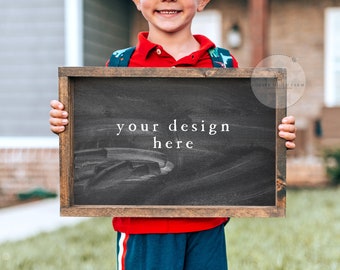 Mockup voor terug naar schoolborden | 12x18 schoolbord teken | Modelmodel | JPEG