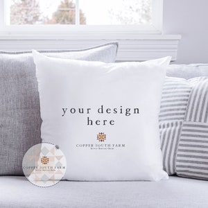 Maqueta de almohada cuadrada blanca, Almohada normal de 18 x 18 en el sofá, Escena de almohada neutra, Fotografías de archivo con estilo JPEG