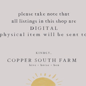 Pu&ograve; includere: Un avviso di download digitale con il testo "please take note that all listings in this shop are DIGITAL NO physical item will be sent to you KINDLY, COPPER SOUTH FARM hive + horse + hen" e una grafica di sole giallo.