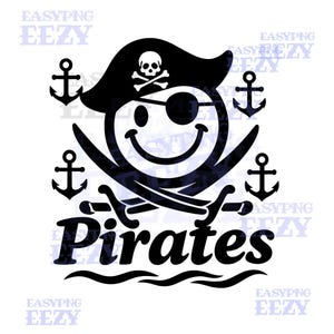 Puede incluir: Gráfico en blanco y negro con temática pirata con una cara sonriente que lleva un sombrero de pirata, un parche en el ojo y espadas cruzadas. La palabra "Pirates" está escrita en una fuente estilizada debajo de la cara, con anclas a cada lado.