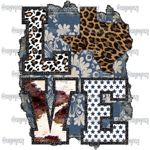 Puede incluir: Un diseño gráfico con la palabra "LOVE", cada letra con un patrón único. La "L" es un estampado de leopardo, la "O" es un contorno de Texas con estampado de leopardo, la "V" es piel de vaca y la "E" está llena de estrellas azules. El fondo es un patrón floral azul.