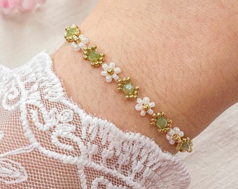 FARIDA - Daisy Armband mit Glasperlen - hellgrün weiß gold - Edelstahl wasserfest - Blümchenarmband - Geschenkumschlag - AmisaSchmuck