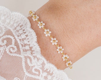 NORA - Daisy Armband - gold weiß creme - handgemacht - Blümchenarmband - Edelstahl wasserfest rostfrei - Geschenkverpackung - AmisaSchmuck