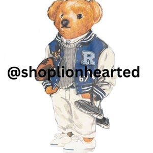 Könnte beinhalten: Illustration eines Teddybären in einer blau-weißen Collegejacke mit dem Buchstaben "R" und der Nummer "67". Der Bär hält einen Football und schwarze Turnschuhe. Der Bär trägt eine weiße Hose und weiße Turnschuhe. Der Text "@shoplionhearted" steht unten.