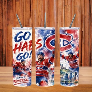 Peut inclure: Trois gobelets en acier inoxydable avec couvercles et pailles. Chaque gobelet présente un motif aquarelle avec le logo des Canadiens de Montréal, des joueurs et le texte "GO HABS GO!" et "Canadien de Montréal". Le fond est une surface en bois.