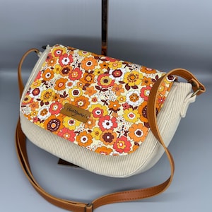 Pequeño bolso de terciopelo con cremallera en varios colores.