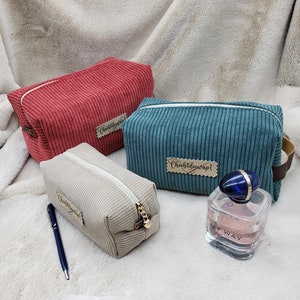 Può includere: Tre pochette per il trucco in velluto a coste di diversi colori: rosso, beige e verde acqua. Ogni pochette ha una chiusura a zip e una piccola etichetta con la scritta "Choirbridewap!"