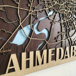 Mapa de la ciudad de Ahmedabad en madera (decoración de pared moderna, tapiz de madera, arte pirograbado)