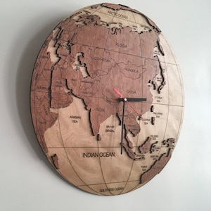 Houten wereldklok - Oostelijk halfrond (wereldkaart met landen, oceanen, extra grote wandklok, houtbrandkunst, Azië, Australië)