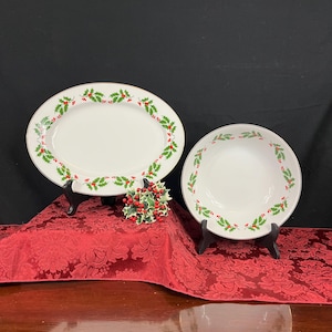 Pezzi da portata vintage "Holly Holiday" di Fine China of Japan - Scelta di ciotola per verdure da 9" o piatto da portata da 12" - Tavola di Natale